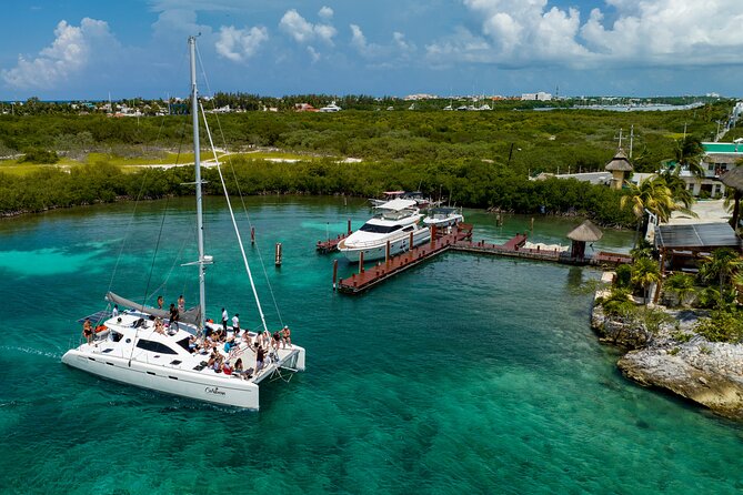 All Inclusive Isla Mujeres Catamaran - Sailing out of Cancun: open bar starts early
