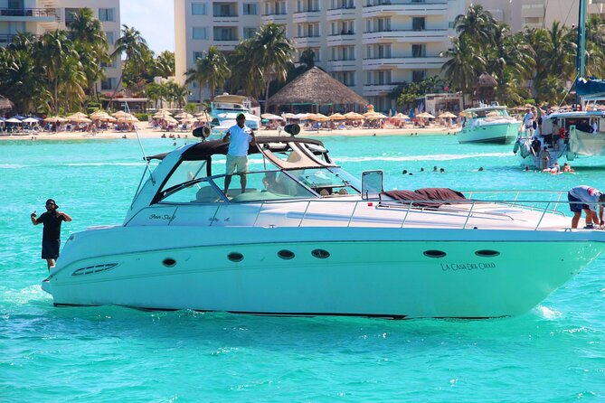 Beautiful Yacht SeaRay 48ft / 15PAX 25P16 - Meet the Crew: Why Attentive Service Is a Big Part of the Value