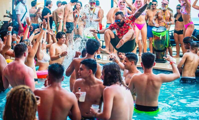 Cancún: Coco Bongo Beach Party Experience - Food and Drinks: Where the $50 Ticket Can Actually Feel Like a Deal