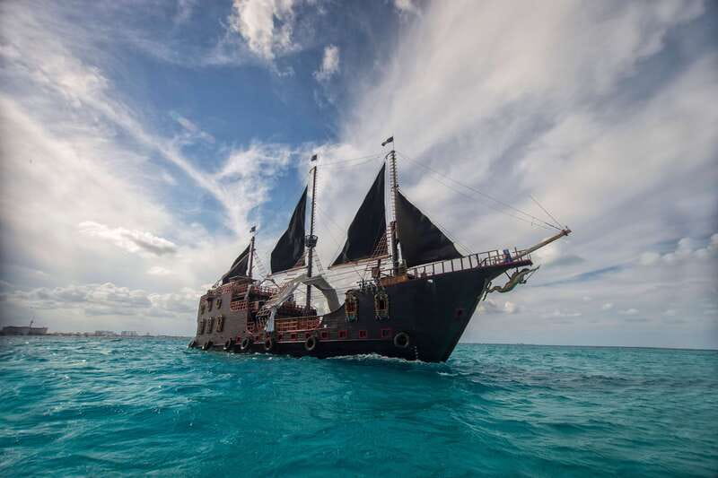 Cancún: Jolly Roger Pirate Dinner Cruise 2025 - The 3.5-hour flow: sailing, music, dinner, then fireworks