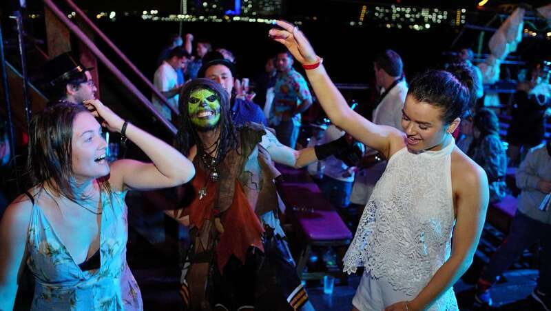 Cancún: Jolly Roger Pirate Dinner Cruise 2025 - The pirate show’s core strengths: acrobatics, steel weapons, and real stage presence