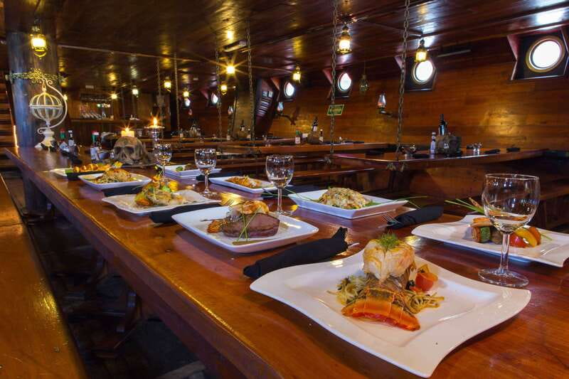 Cancún: Jolly Roger Pirate Dinner Cruise 2025 - Dinner and premium open bar: how the value really works