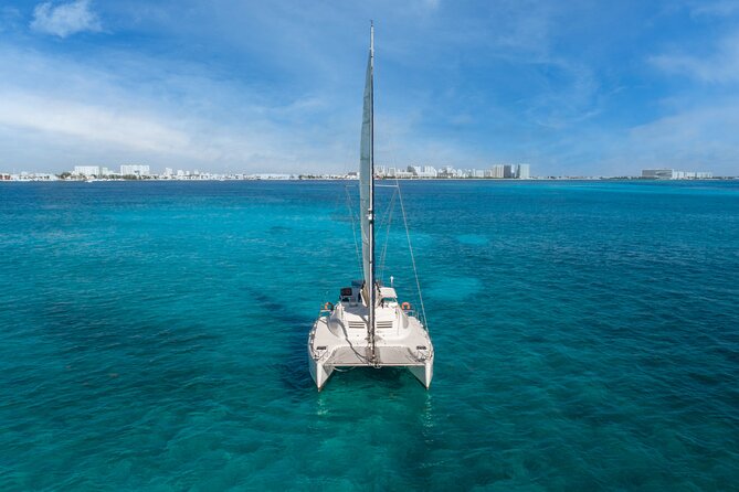 Catamaran Cancun to Isla mujeres Lunch OpenBar and Snorkeling - The sailing party on the return: open bar and DJ beats