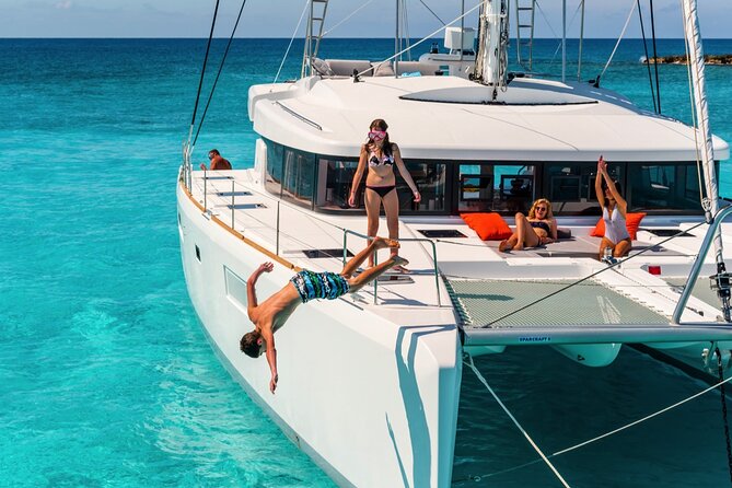 Catamaran Tour to Isla Mujeres from Cancún with Bar and Lunch - The spinnaker moment and the open-bar timing