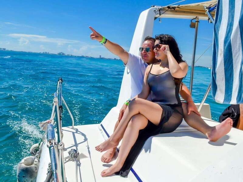 Isla Mujeres: Catamaran with Open Bar, Snorkeling and Lunch - Isla Mujeres free time: walking, shopping, and the golf-cart shortcut