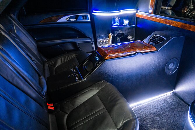 Lincoln Stretch limo from Cancun Hotel Zone to Cancun Airport - The 45-Minute Ride to the Airport: Planning Around Real Cancún Time