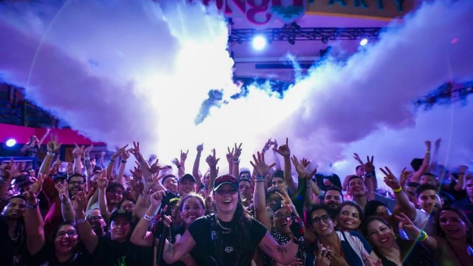 Neon Glow night Beach Party Regular - Key highlights at a glance