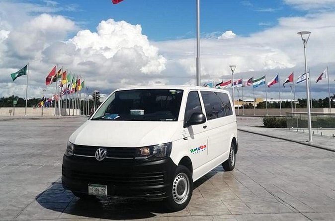 Transportation in Cancun: From/to Cancun Airport - Comfort details: clean vehicles, bilingual help, and the little sign perks