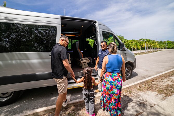 Transporte Privado del aeropuerto de Cancún a Cancún o Riviera - From The Airport Doorstep to Your Cancún Hotel
