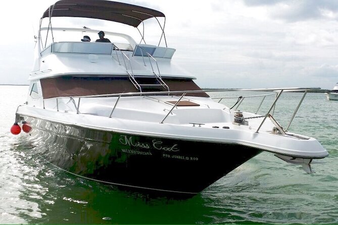 Yacht 48ft Rental in Cancun for up to 15 people - Crew and captain: the service level is part of the value